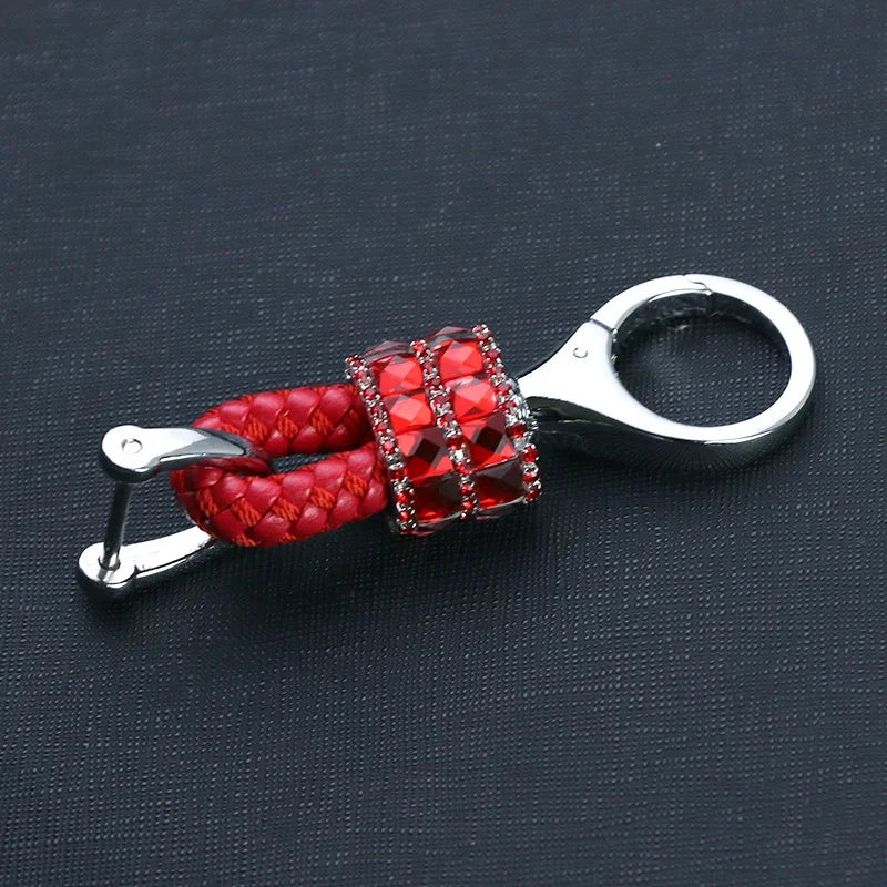 Bling Mini Lederband Schlüsselanhänger glänzt mit seinem stilvollen besonderen Design und Rot Farbe. Verpassen Sie keine Geschenkmöglichkeiten auf MyGeschenk.