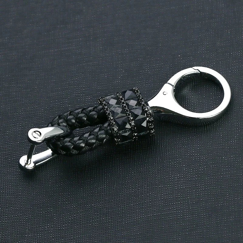 Bling Mini Lederband Schlüsselanhänger glänzt mit seinem stilvollen besonderen Design und Schwarz Farbe. Geschenke gibt es auf MyGeschenk.