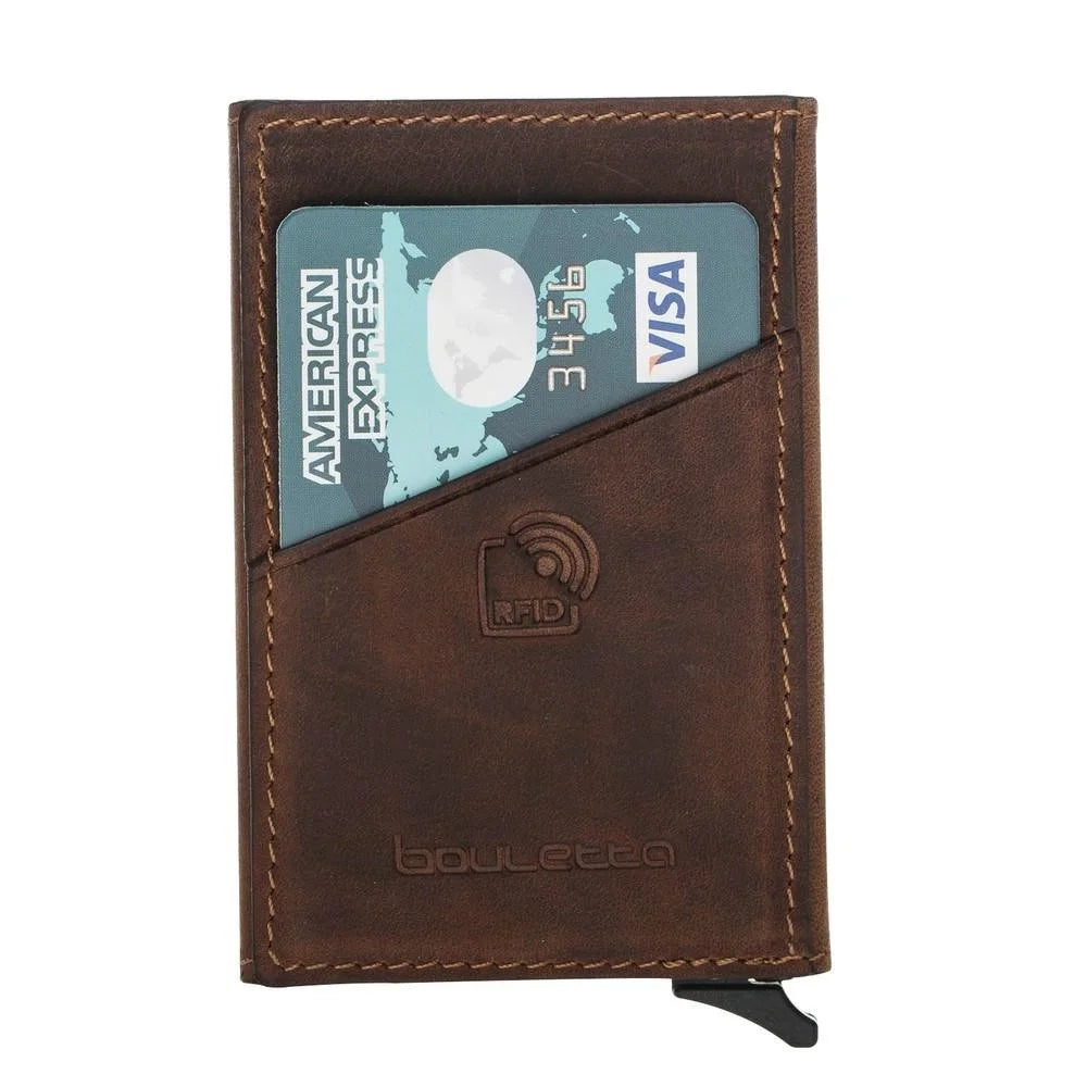 Bei MyGeschenk erwartet Sie Bouletta Leather Mini Credit Card Wallet mit Card Extraction Mechanism in der braunen Variante zu attraktiven Preisen. Geschenken Sie sich!