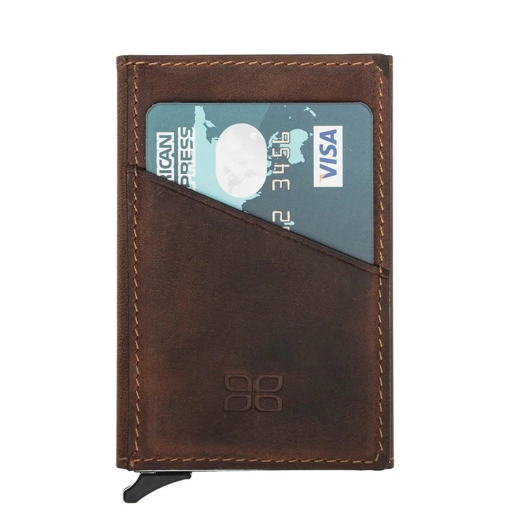 Bei MyGeschenk erwartet Sie Bouletta Leather Mini Credit Card Wallet mit Card Extraction Mechanism in der braunen Variante zu attraktiven Preisen. Geschenken Sie sich!