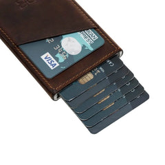 Bei MyGeschenk erwartet Sie Bouletta Leather Mini Credit Card Wallet mit Card Extraction Mechanism in der braunen Variante zu attraktiven Preisen. Geschenken Sie sich!