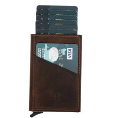 Bei MyGeschenk erwartet Sie Bouletta Leather Mini Credit Card Wallet mit Card Extraction Mechanism in der braunen Variante zu attraktiven Preisen. Geschenken Sie sich!