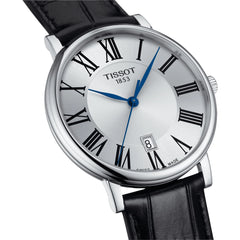 Tissot Carson Premium Quartz Gent Herrenarmbanduhr mit Lederarmband und Silber Zifferblatt. Mit seinem Schwarz farbe Armband sieht es sehr stilvoll aus