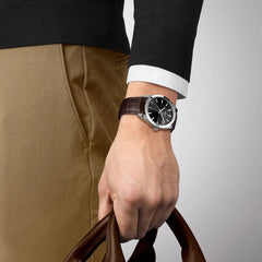 Tissot Gentleman Herrenarmbanduhr mit Braun Lederarmband Handgelenk und Schwarz Zifferblatt ist bei MyGeschenk zu attraktiven Preisen und versandkostenfrei. 