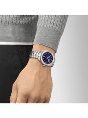 Tissot PR 100 Gent Herrenarmbanduhr mit silbernem Handgelenk und blauem Zifferblatt sieht sehr stilvoll aus. Erschwingliche Geschenke auf MyGeschenk