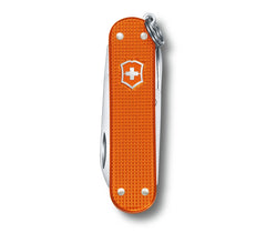 Das orange Taschenmesser Victorinox Classic Alox Limited 2021 Serie glänzt mit einem anderen Design in klassischem Inhalt. Bei MyGeschenk zu attraktiven Preisen.