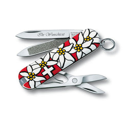 Victorinox Classic SD Swiss Army Knife ist mit mehr als einem Jahrhundert ergonomischer Nutzung immer bei Ihnen. Es ist auf MyGeschenk mit der Farbe Edelweiss.