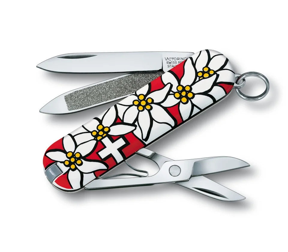 Victorinox Classic SD Swiss Army Knife ist mit mehr als einem Jahrhundert ergonomischer Nutzung immer bei Ihnen. Es ist auf MyGeschenk mit der Farbe Edelweiss.