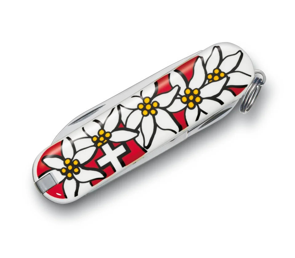 Victorinox Classic SD Swiss Army Knife ist mit mehr als einem Jahrhundert ergonomischer Nutzung immer bei Ihnen. Es ist auf MyGeschenk mit der Farbe Edelweiss.