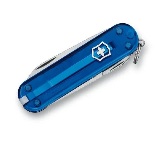 Victorinox Classic SD Serie ist mit ihrer transparenten blau Farbe, der kostenlosen Gravuroption und der kostenlosen Lieferung bei MyGeschenk erhältlich.