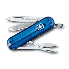 Victorinox Classic SD Serie ist mit ihrer transparenten blau Farbe, der kostenlosen Gravuroption und der kostenlosen Lieferung bei MyGeschenk erhältlich.