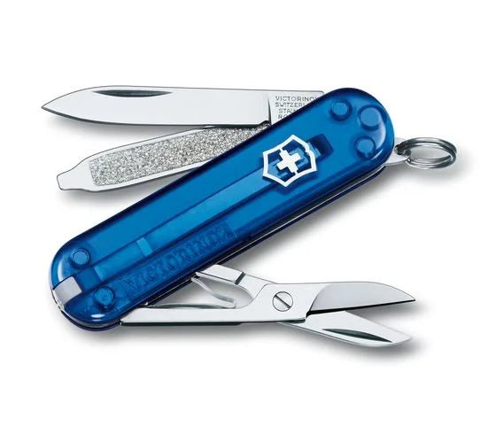 Victorinox Classic SD Serie ist mit ihrer transparenten blau Farbe, der kostenlosen Gravuroption und der kostenlosen Lieferung bei MyGeschenk erhältlich.