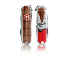 Victorinox Classic SD Serie ist mit ihrer Chocolate Pattern, der kostenlosen Gravuroption und der kostenlosen Lieferung bei MyGeschenk erhältlich.