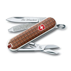 Victorinox Classic SD Serie ist mit ihrer Chocolate Pattern, der kostenlosen Gravuroption und der kostenlosen Lieferung bei MyGeschenk erhältlich.