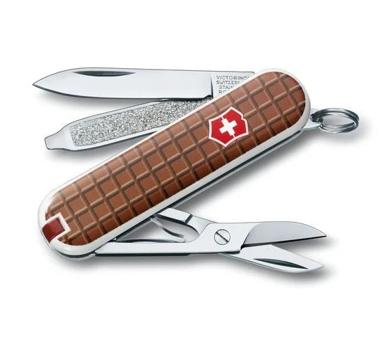 Victorinox Classic SD Serie ist mit ihrer Chocolate Pattern, der kostenlosen Gravuroption und der kostenlosen Lieferung bei MyGeschenk erhältlich.