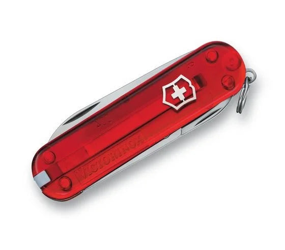 Victorinox Classic SD Serie ist mit ihrer transparenten rot Farbe, der kostenlosen Gravuroption und der kostenlosen Lieferung bei MyGeschenk erhältlich.