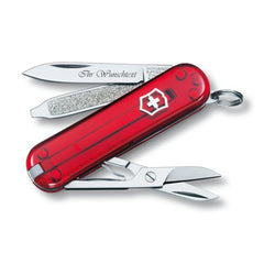 Victorinox Classic SD Serie ist mit ihrer transparenten rot Farbe, der kostenlosen Gravuroption und der kostenlosen Lieferung bei MyGeschenk erhältlich.