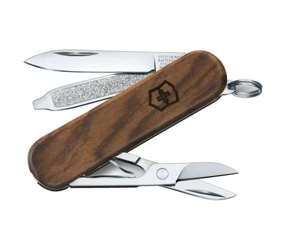 Victorinox Classic SD Serie ist mit ihrer Nussbaumholz taschenmesser Wood, der kostenlosen Gravuroption und der kostenlosen Lieferung bei MyGeschenk erhältlich.