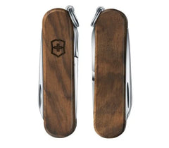 Victorinox Classic SD Serie ist mit ihrer Nussbaumholz taschenmesser Wood, der kostenlosen Gravuroption und der kostenlosen Lieferung bei MyGeschenk erhältlich.