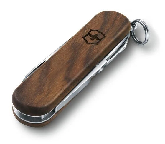 Victorinox Classic SD Serie ist mit ihrer Nussbaumholz taschenmesser Wood, der kostenlosen Gravuroption und der kostenlosen Lieferung bei MyGeschenk erhältlich.