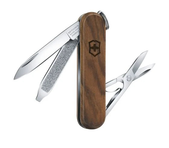 Victorinox Classic SD Serie ist mit ihrer Nussbaumholz taschenmesser Wood, der kostenlosen Gravuroption und der kostenlosen Lieferung bei MyGeschenk erhältlich.