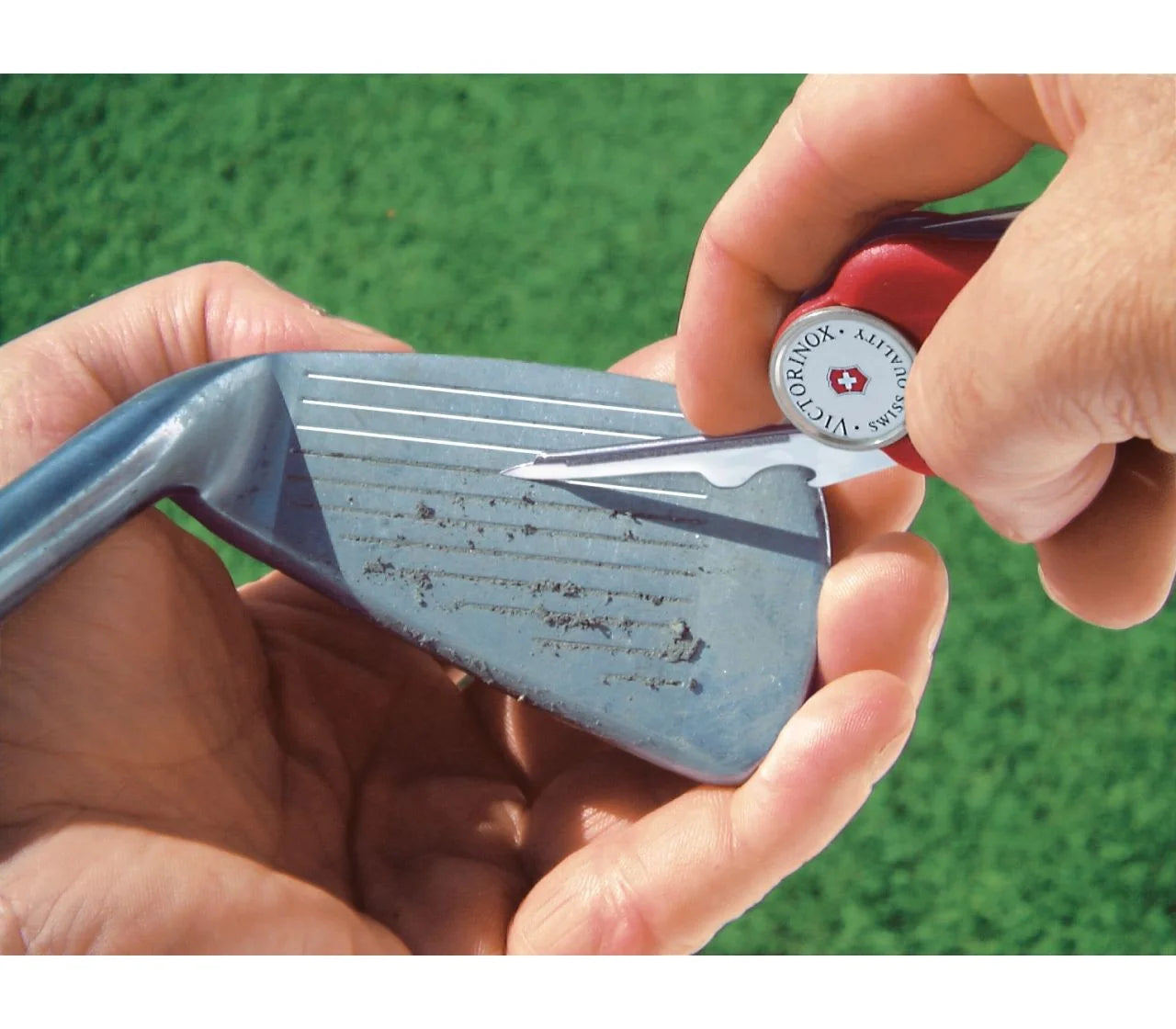 Victorinox GolfTool Taschenmesser ist mit seiner roten Farbe immer zu Ihren Diensten. 10 verschiedene Funktionen und ergonomisches Tragen. Kostenloser Versand.