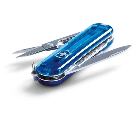 Victorinox Taschenmesser Signature Lite Transparent Tie Blau wird mit seinem Kunststoffkörper und 7 Funktionen für den täglichen Gebrauch empfohlen.