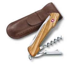 Victorinox Wine Master Taschenmesser ist mit seinem Griff aus Olivenholz die beste Wahl als schönes Dekor und Weinöffner neben Ihrem Geschirr.