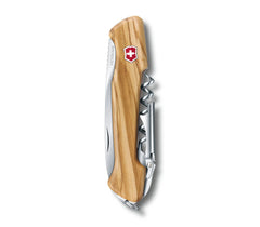 Victorinox Wine Master Taschenmesser ist mit seinem Griff aus Olivenholz die beste Wahl als schönes Dekor und Weinöffner neben Ihrem Geschirr.