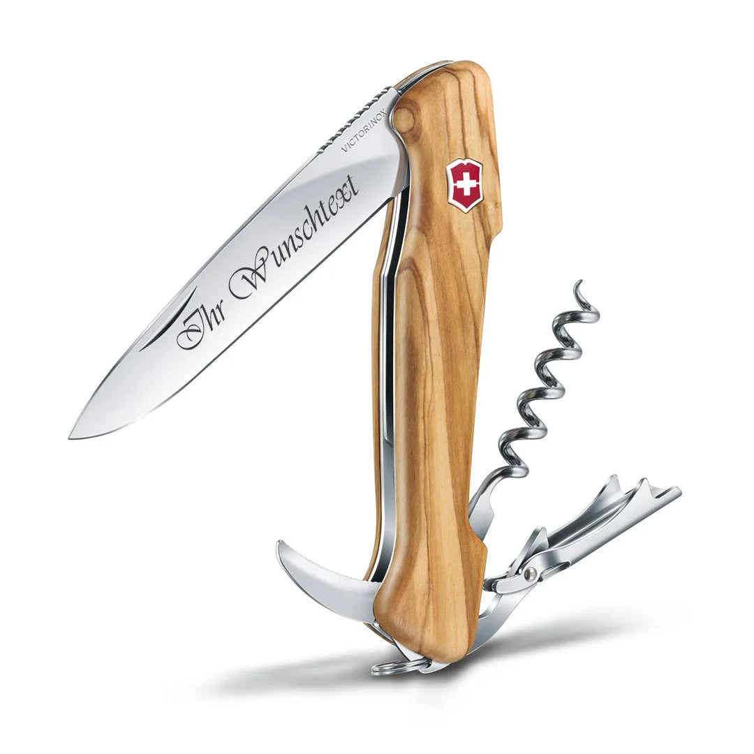 Victorinox Wine Master Taschenmesser ist mit seinem Griff aus Olivenholz die beste Wahl als schönes Dekor und Weinöffner neben Ihrem Geschirr.