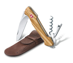 Victorinox Wine Master Taschenmesser ist mit seinem Griff aus Olivenholz die beste Wahl als schönes Dekor und Weinöffner neben Ihrem Geschirr.